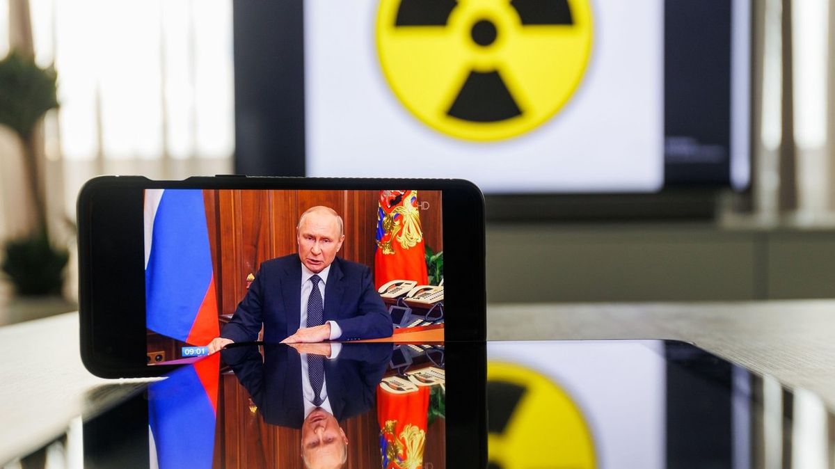 Pláštěnky a dozimetr. Ukrajinci dostávají instrukce pro jaderný útok